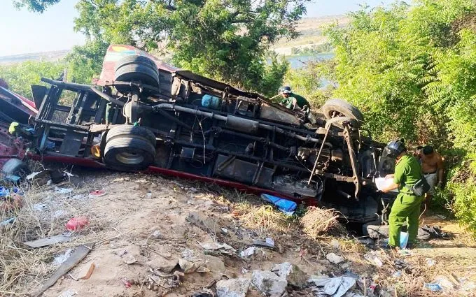 Công an có mặt hiện trường hỗ trợ cứu nạn và điều tra nguyên nhân vụ tai nạn.