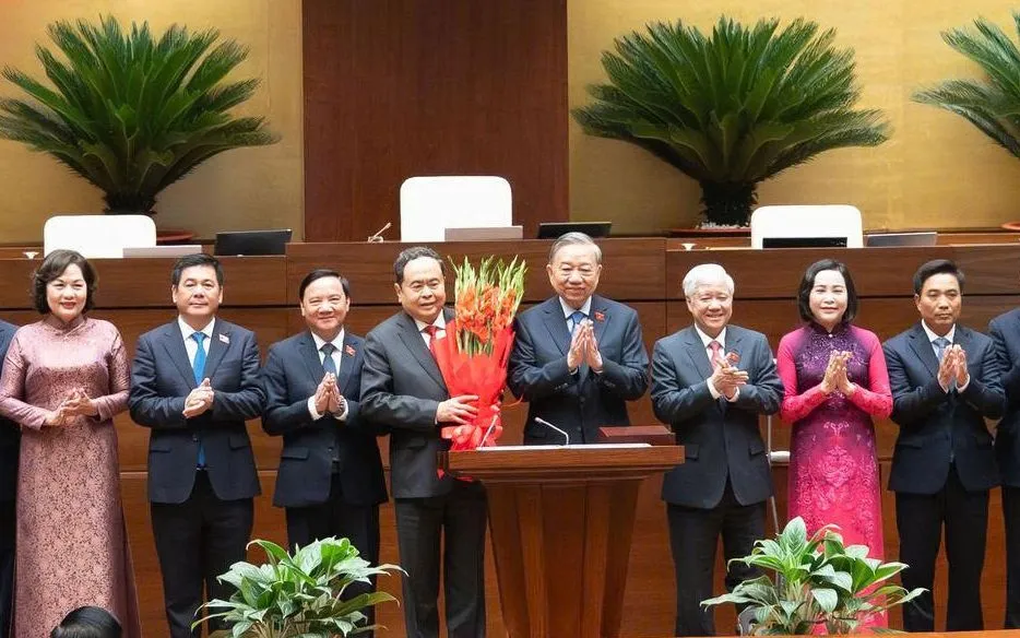 Tổng Bí thư Tô Lâm tặng hoa chúc mừng các đồng chí thuộc Ủy ban Thường vụ Quốc hội
