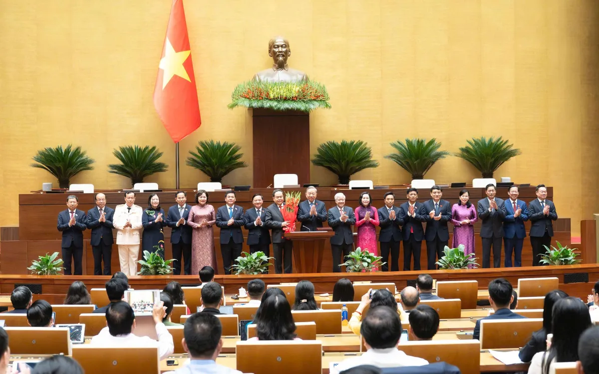 Tổng Bí thư Tô Lâm tặng hoa chúc mừng các đồng chí thuộc Ủy ban Thường vụ Quốc hội