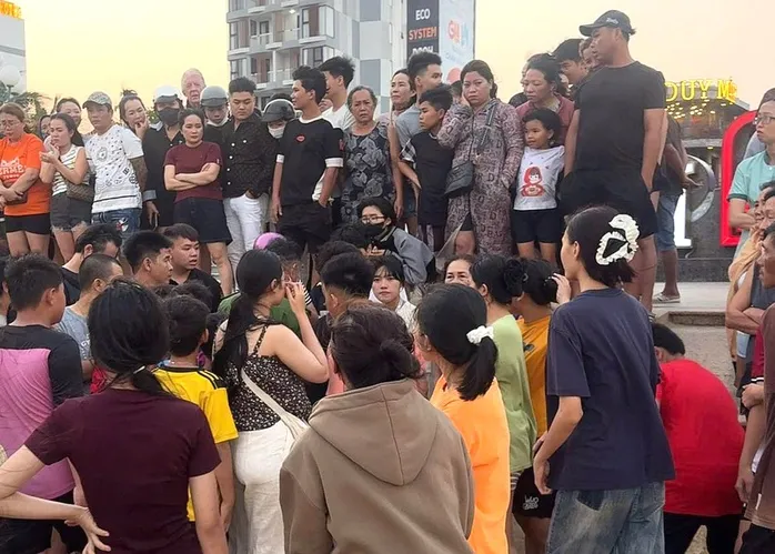 Nhóm học sinh lớp 12 rủ nhau tắm biển Quy Nhơn, 1 em bị sóng cuốn mất tích - Ảnh 1.