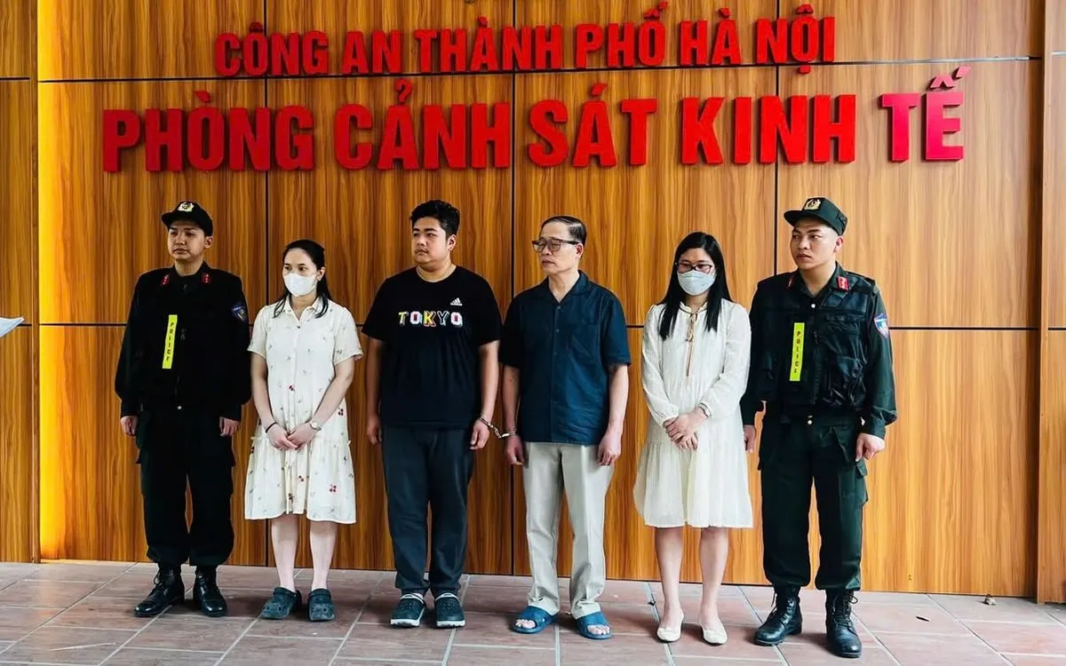 Ông Vũ Minh Châu, cựu Tổng Giám đốc Công ty TNHH Bảo Tín Minh Châu cùng các đồng phạm tại cơ quan công an. (ảnh: Công an Hà Nội)