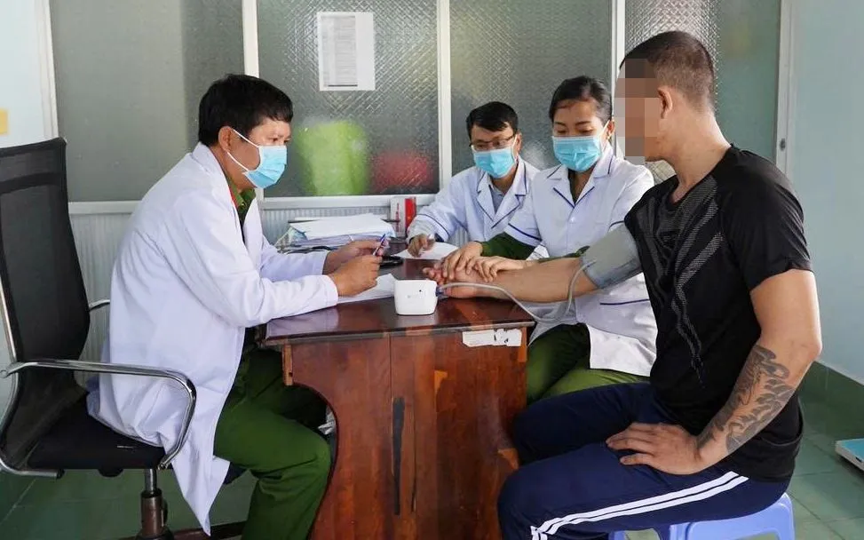 Cán bộ cơ sở cai nghiện thường xuyên thăm khám cho các học viên.