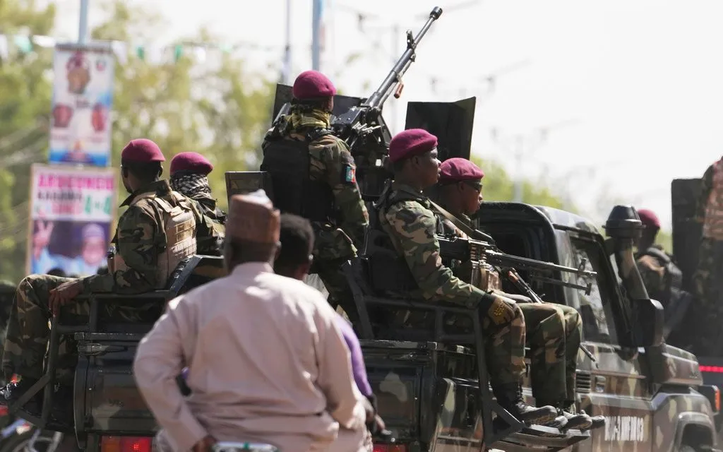 Binh lính tuần tra đường phố trong một lễ hội ở Kebbi, miền Bắc Nigeria (Ảnh: AP)