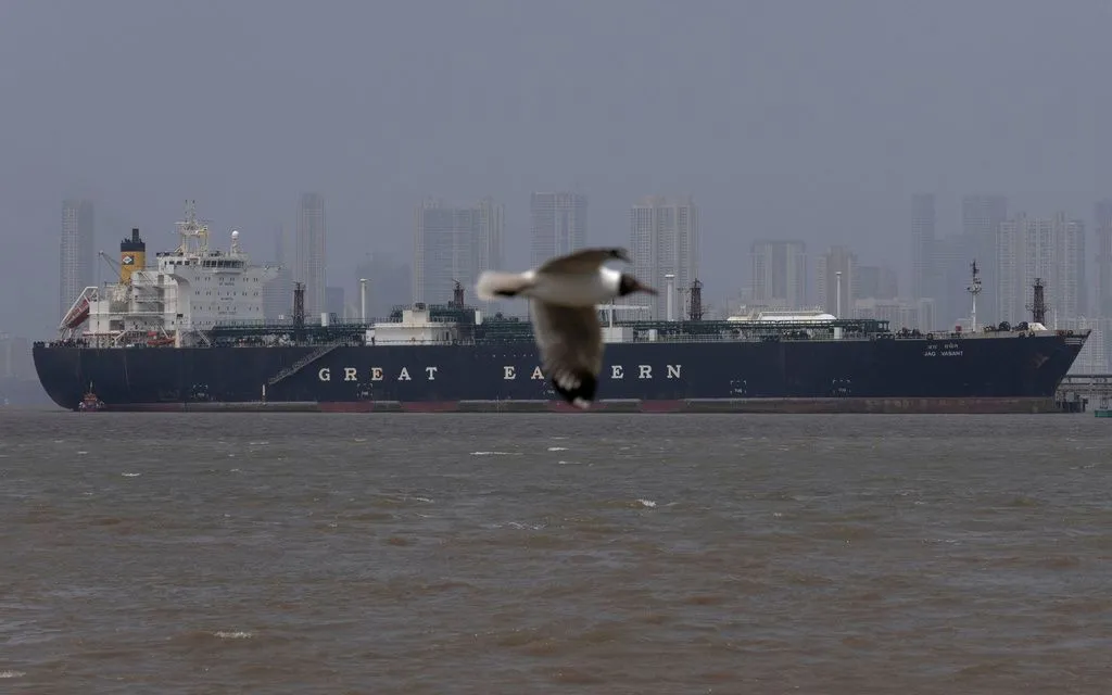 Tàu chở khí hóa lỏng (LPG) mang cờ Ấn Độ sau khi vượt qua eo biển Hormuz, ngày 1/4/2026. (Ảnh: AP)