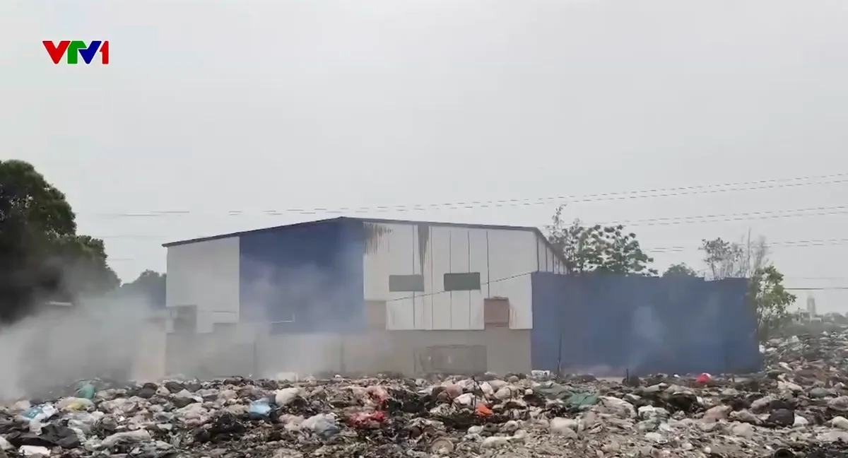 Kh&oacute;i m&ugrave;, m&ugrave;i kh&eacute;t từ b&atilde;i r&aacute;c bủa v&acirc;y khu d&acirc;n cư ở Ninh B&igrave;nh - Ảnh 2.