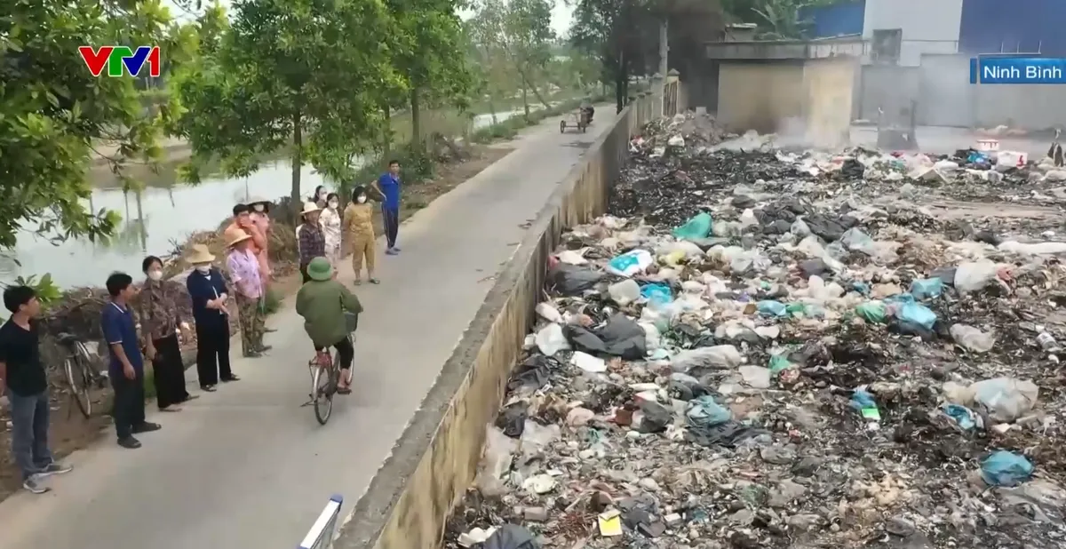 Kh&oacute;i m&ugrave;, m&ugrave;i kh&eacute;t từ b&atilde;i r&aacute;c bủa v&acirc;y khu d&acirc;n cư ở Ninh B&igrave;nh - Ảnh 1.