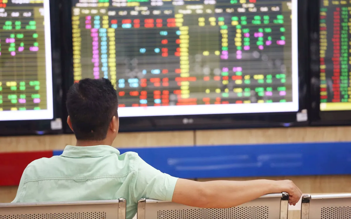 VN-Index lùi dưới mốc 1.675 điểm