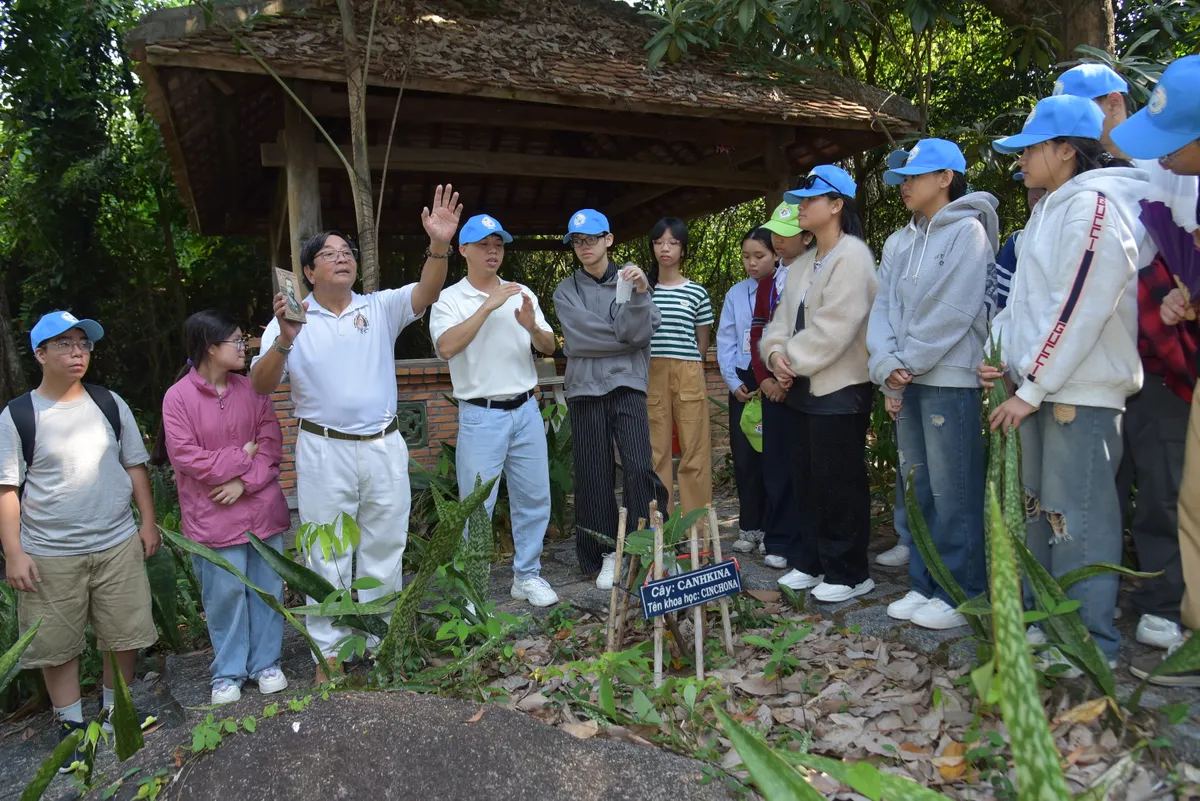 Kh&aacute;nh H&ograve;a: Học sinh khuyết tật trải nghiệm h&agrave;nh tr&igrave;nh "Theo dấu ch&acirc;n b&aacute;c sĩ Yersin" - Ảnh 2.