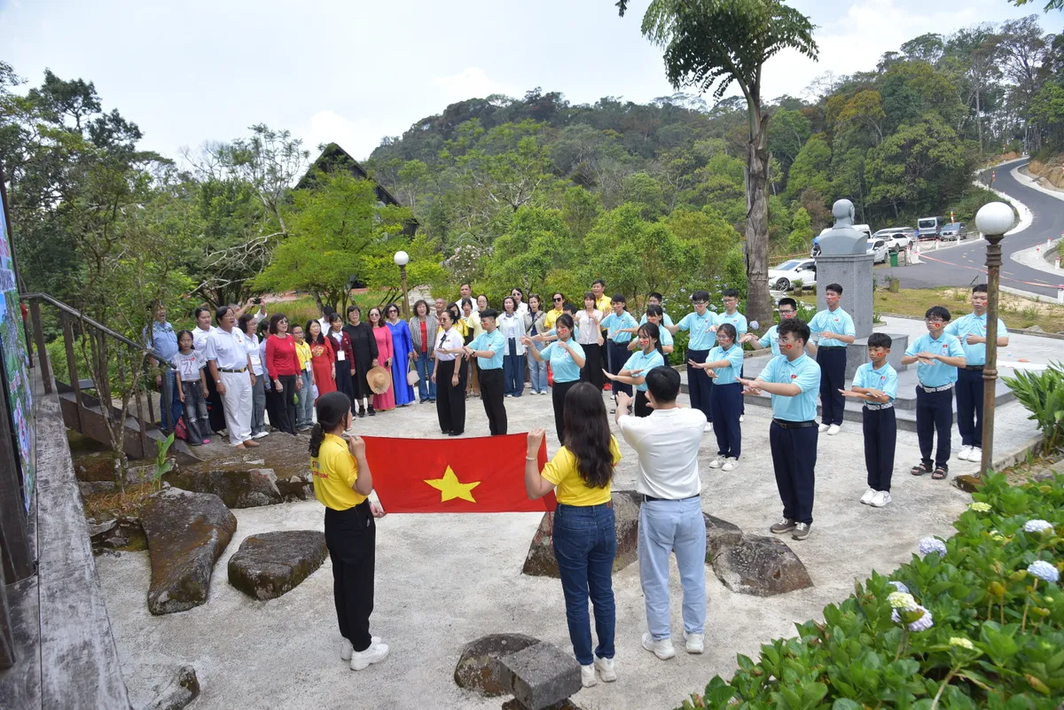 Kh&aacute;nh H&ograve;a: Học sinh khuyết tật trải nghiệm h&agrave;nh tr&igrave;nh "Theo dấu ch&acirc;n b&aacute;c sĩ Yersin" - Ảnh 4.