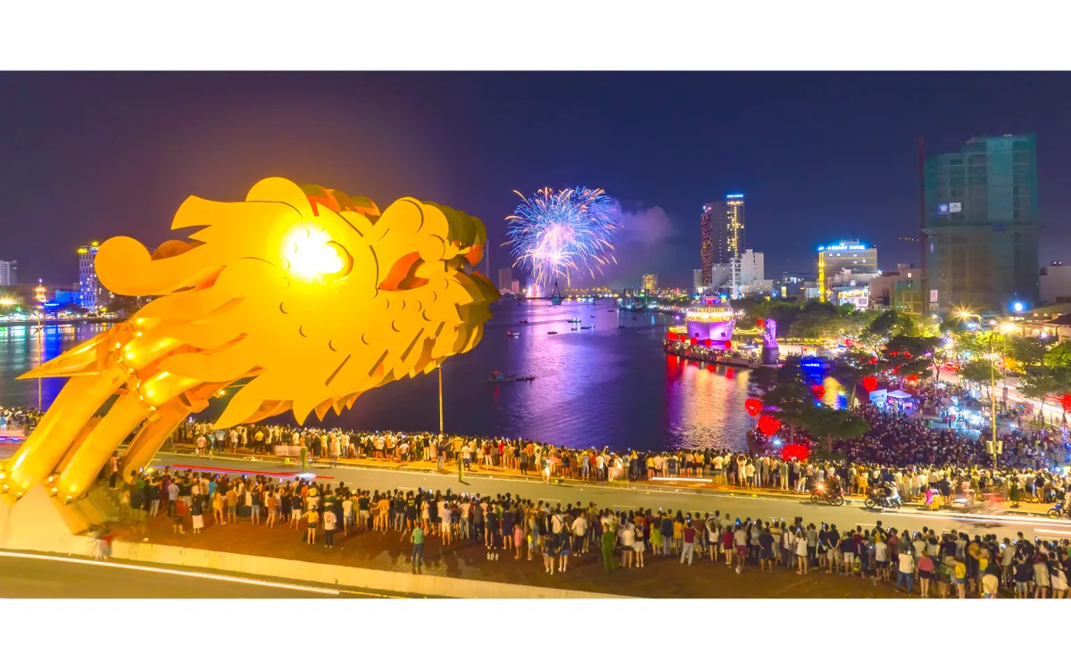 Người dân và du khách thưởng thức những màn pháo hoa rực rỡ tại Lễ hội Pháo hoa quốc tế Đà Nẵng - DIFF 2026. 