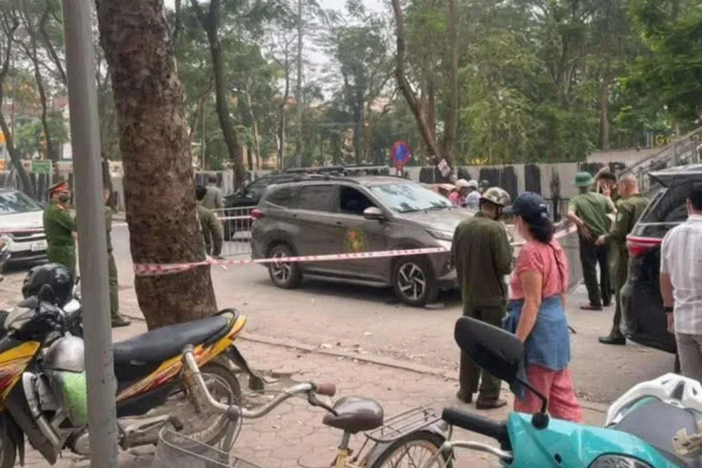 Nghi án tài xế ô tô bị tấn công bằng dao tại Linh Đàm, Hà Nội- Ảnh 1. Nghi án tài xế ô tô bị tấn công bằng dao tại Linh Đàm, Hà Nội- Ảnh 1.