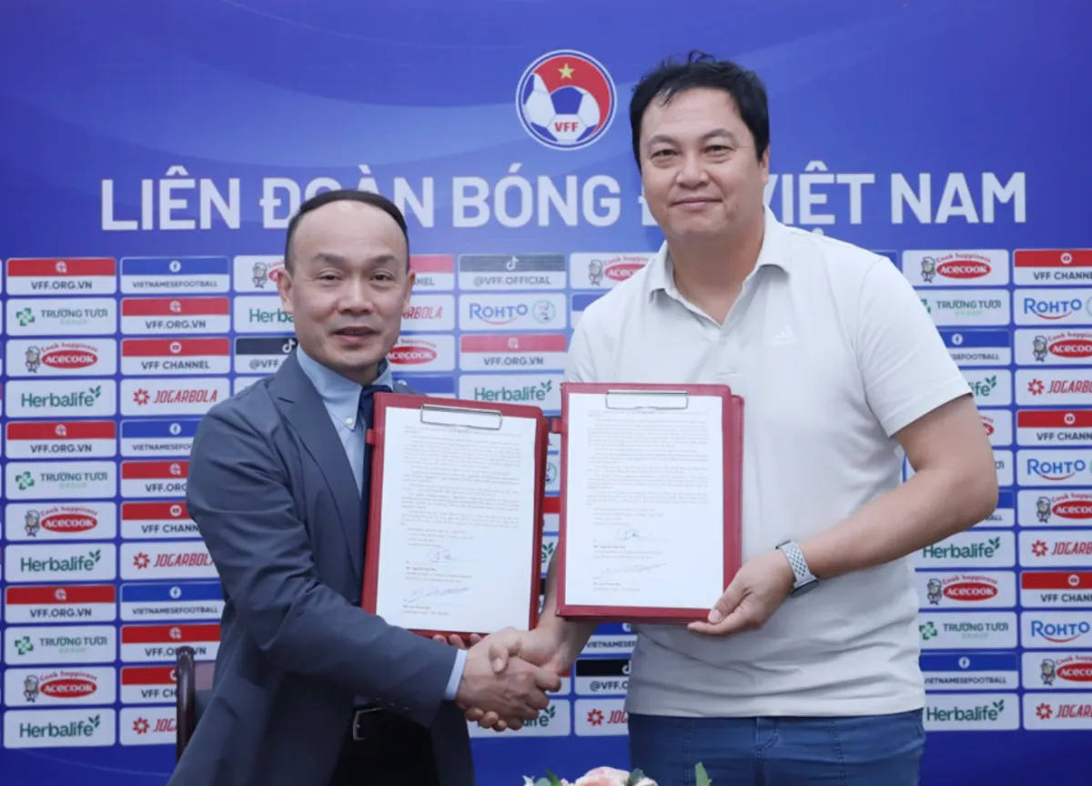 VFF gia hạn hợp đồng với HLV thủ m&ocirc;n Lee Woon-jae đến năm 2027- Ảnh 1.