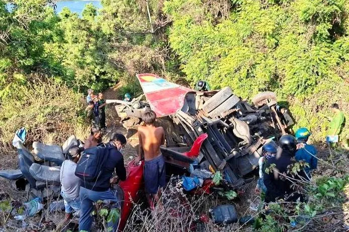 Vụ tai nạn xe khách ở Lâm Đồng: Thêm nạn nhân tử vong và hơn 10 người bị thương - Ảnh 1.