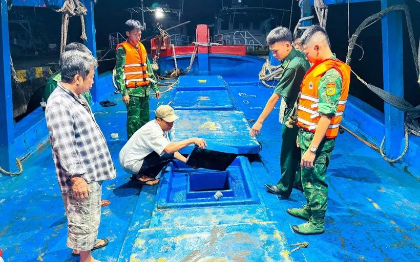 Lực lượng chức năng kiểm tra, phát hiện một tàu cá vận chuyển dầu trái phép trên biển. (Ảnh minh họa. Nguồn: TTXVN)