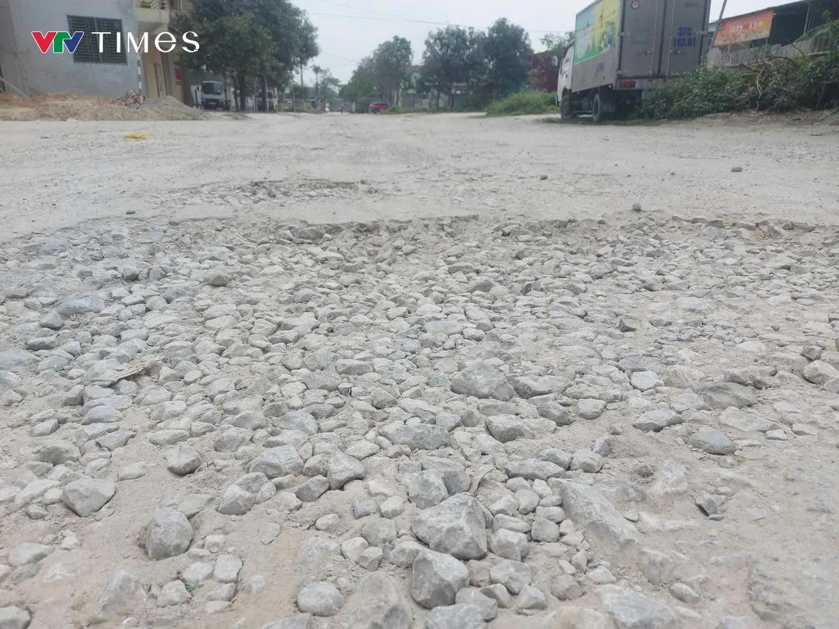 Nghệ An: Người dân sống tại trung tâm đô thị sống khổ sở tại tuyến đường bị bong tróc, đầy “ổ voi” - Ảnh 9.