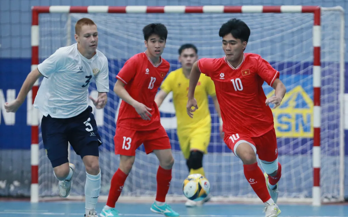 Cầu thủ trẻ Nguyễn Đa Hải (số 10) góp mặt trong 2 trận giao hữu với U19 Nga hồi năm 2024, nay đã khoác áo đội tuyển futsal quốc gia. (Ảnh: VFF)

