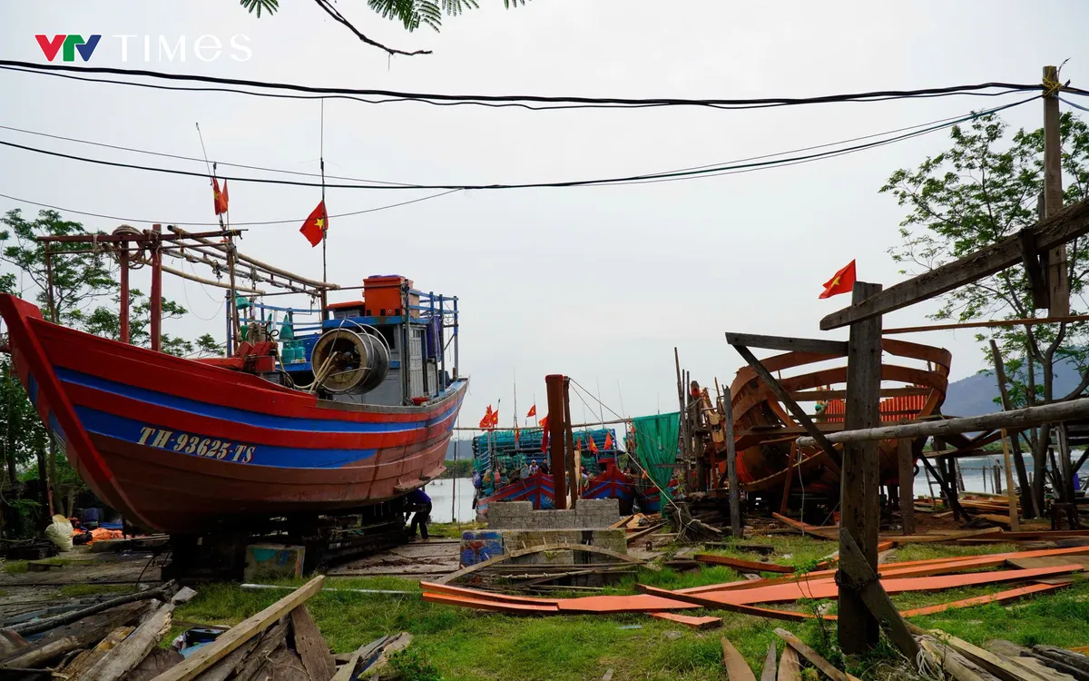 Nghề đóng tàu, thuyền của làng được truyền qua nhiều đời cho đến ngày nay. Ảnh Ngọc Quân.