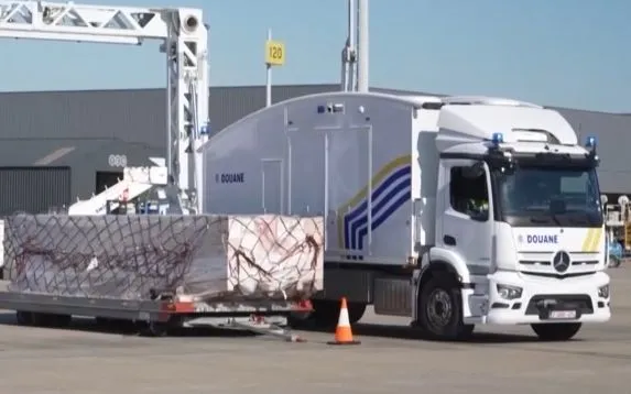 Tại sân bay Liege của Bỉ, một trong những cửa ngõ hàng hóa lớn của châu Âu, mỗi ngày có hàng triệu kiện hàng nhỏ đi vào thị trường EU. 