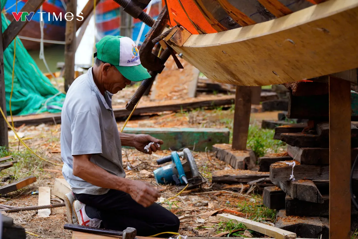 Làng nghề đóng tàu 700 năm tuổi ở Nghệ An “lay lắt” tìm hướng trở lại thời kỳ vàng son - Ảnh 1.