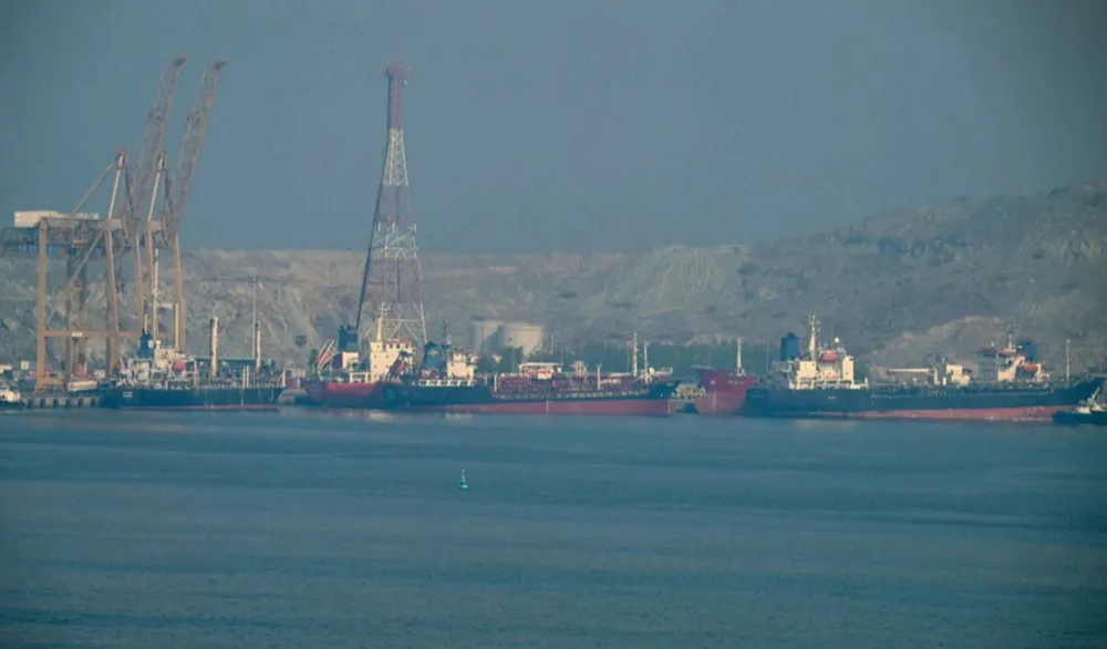 Các nước vùng Vịnh tìm đường xuất khẩu dầu thay thế khi Eo biển Hormuz tê liệt- Ảnh 1. Các nước vùng Vịnh tìm đường xuất khẩu dầu thay thế khi Eo biển Hormuz tê liệt- Ảnh 1.