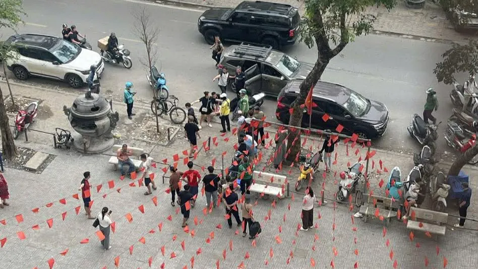 Nam thanh ni&ecirc;n d&ugrave;ng vật sắc nhọn đ&acirc;m t&agrave;i xế &ocirc; t&ocirc; ở H&agrave; Nội- Ảnh 1.