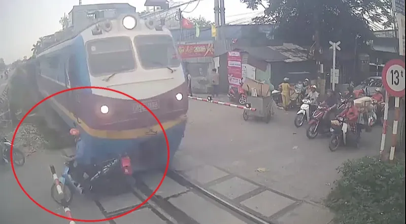 Điều khiển xe m&aacute;y vượt r&agrave;o chắn, t&agrave;i xế bị t&agrave;u hỏa t&ocirc;ng văng  - Ảnh 1.