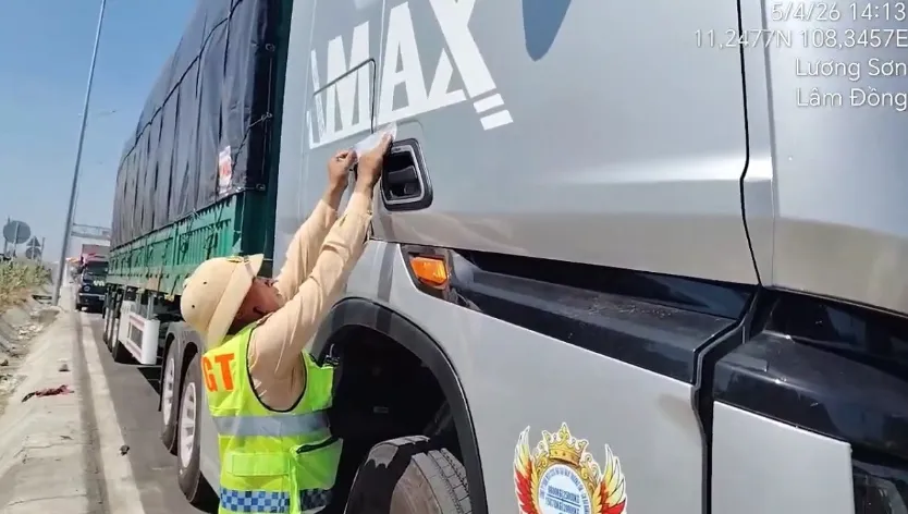 Vi phạm nhiều lỗi tr&ecirc;n cao tốc, t&agrave;i xế v&agrave; chủ xe đầu k&eacute;o bị phạt hơn 100 triệu đồng - Ảnh 1.