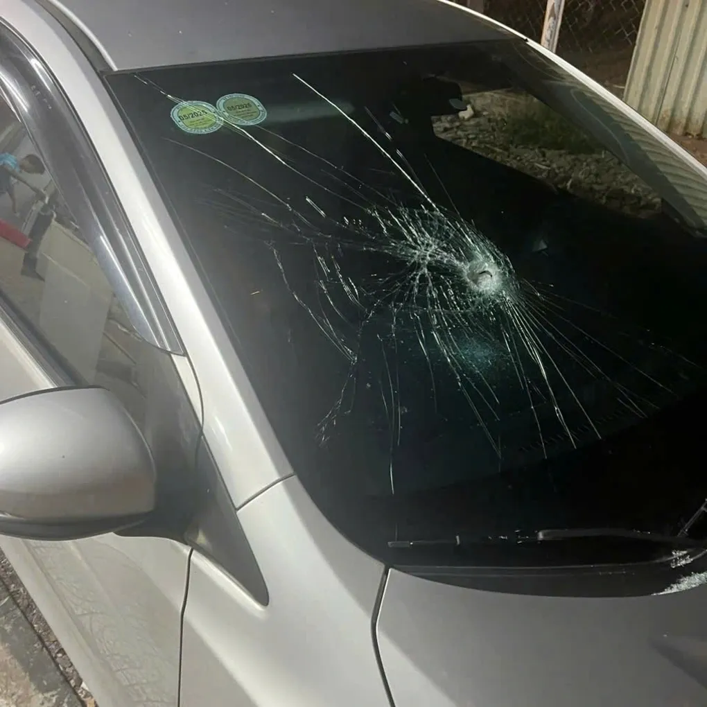 Nhóm thanh niên đi xe "xì po" chặn ô tô, đập vỡ kính chắn gió ở Vĩnh Long- Ảnh 1. Nhóm thanh niên đi xe "xì po" chặn ô tô, đập vỡ kính chắn gió ở Vĩnh Long- Ảnh 1.