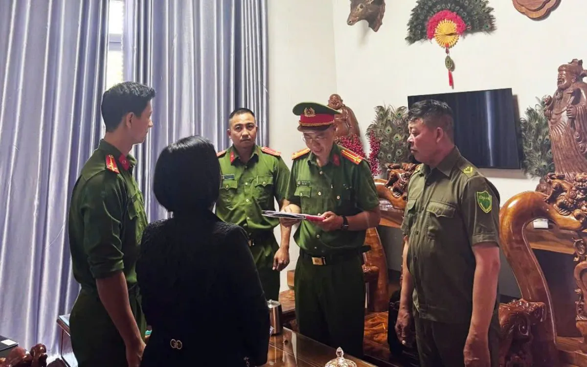 Cơ quan điều tra đọc lệnh khởi tố vụ án, khởi tố bị can về hành vi trốn thuế.