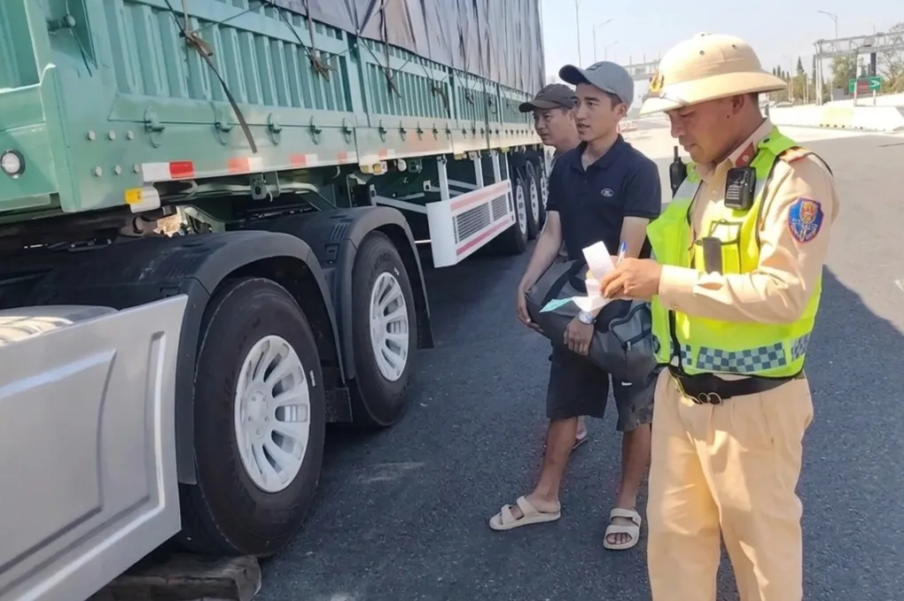 Vi phạm nhiều lỗi tr&ecirc;n cao tốc, t&agrave;i xế v&agrave; chủ xe đầu k&eacute;o bị phạt hơn 100 triệu đồng - Ảnh 2.