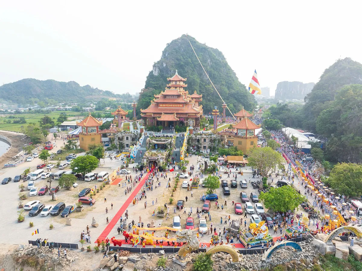 Đà Nẵng: Hàng vạn người đổ về Ngũ Hành Sơn dự Lễ vía Bồ Tát Quán Thế Âm- Ảnh 1. Đà Nẵng: Hàng vạn người đổ về Ngũ Hành Sơn dự Lễ vía Bồ Tát Quán Thế Âm- Ảnh 1.