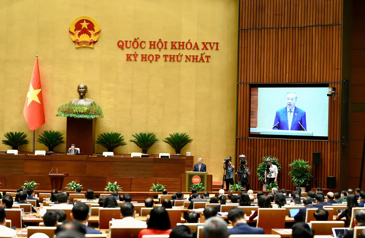 Mỗi đại biểu Quốc hội g&aacute;nh tr&ecirc;n vai tr&aacute;ch nhiệm đối với vận mệnh quốc gia - Ảnh 1.