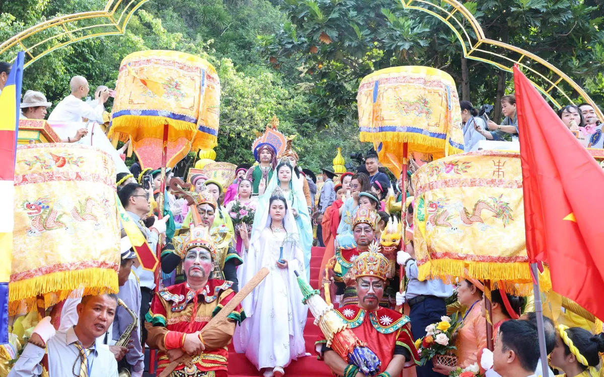 Màn hóa trang tái hiện hình tượng Bồ Tát.