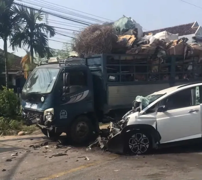 Xe tải v&agrave; xe con t&ocirc;ng nhau ở Đ&agrave; Nẵng, 1 phụ nữ tử vong - Ảnh 2.