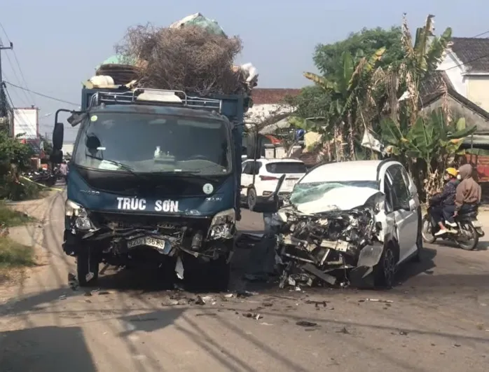 Xe tải v&agrave; xe con t&ocirc;ng nhau ở Đ&agrave; Nẵng, 1 phụ nữ tử vong - Ảnh 1.