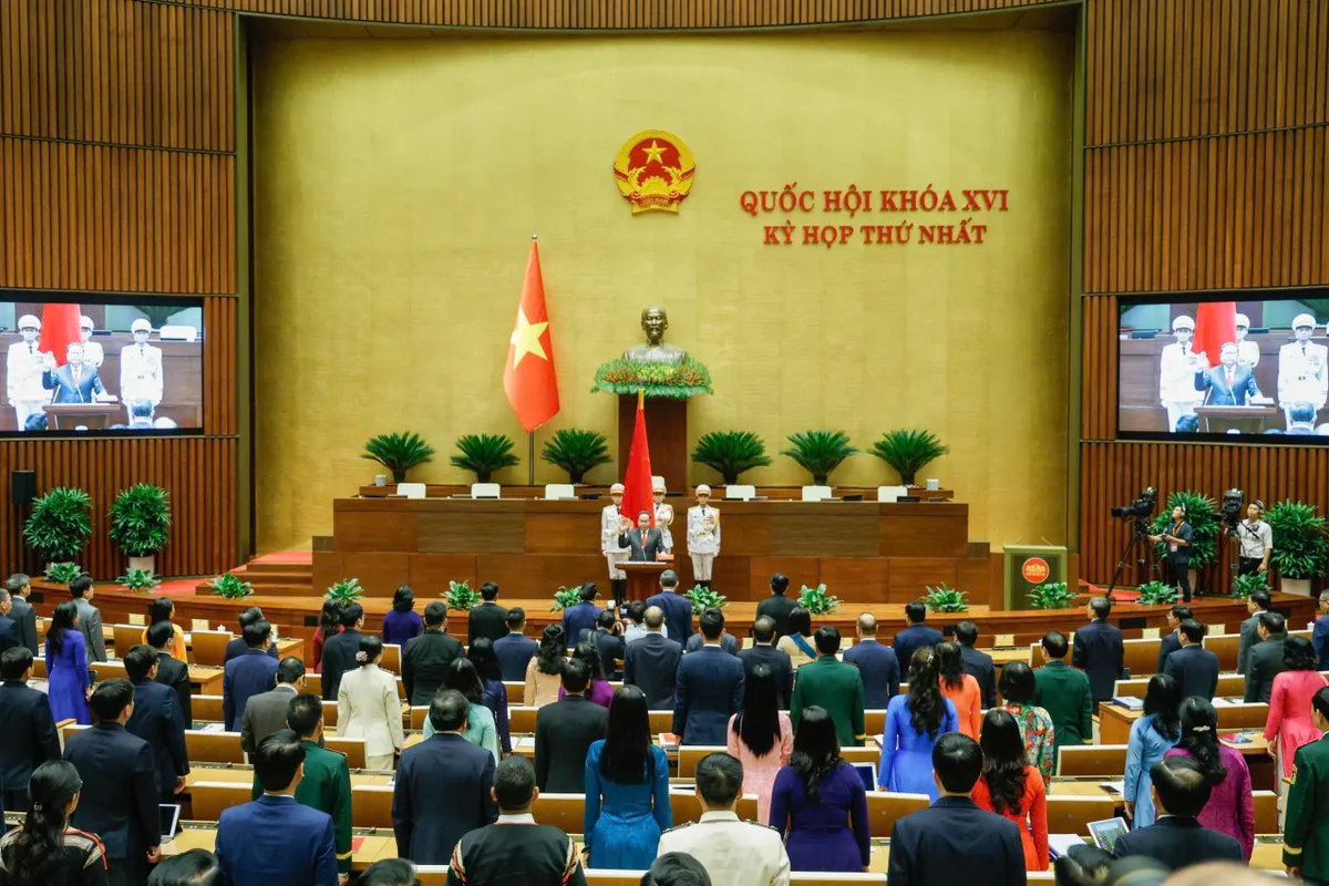 Chủ tịch Quốc hội: Cống hiến hết sức mình, phụng sự Tổ quốc, phục vụ Nhân dân - Ảnh 1.