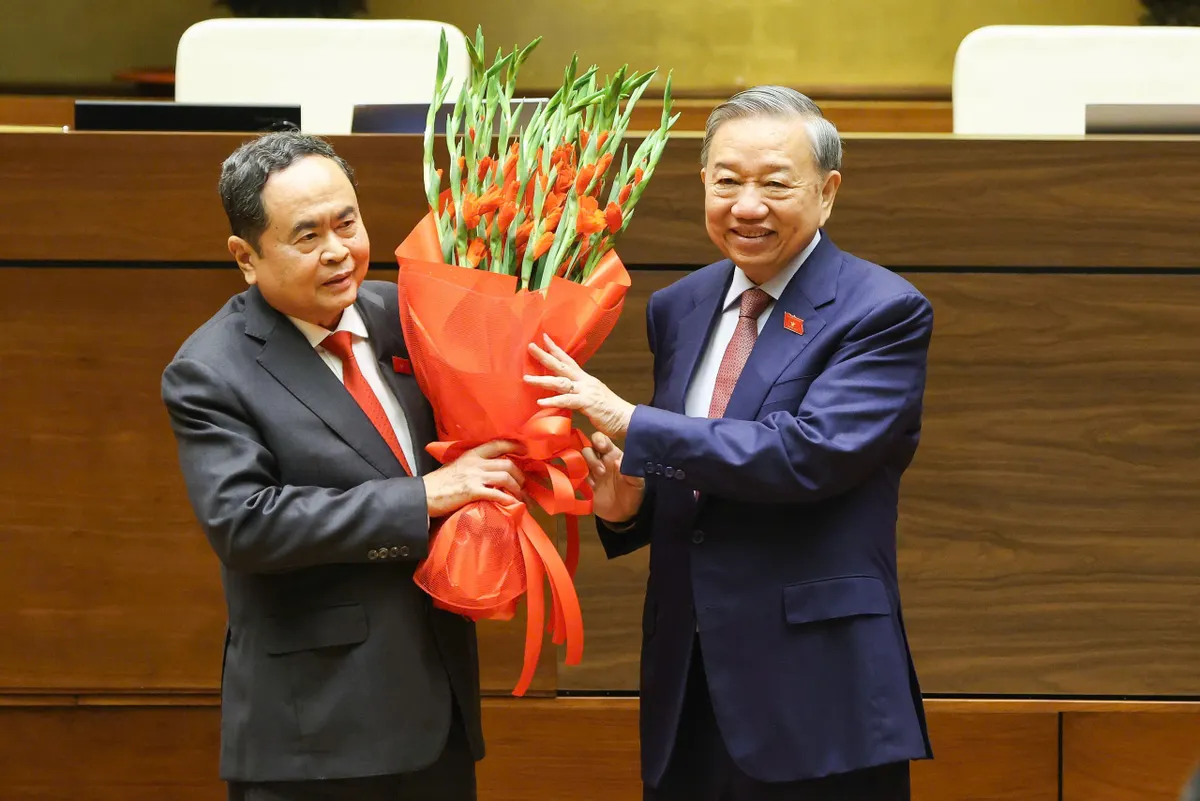 Chủ tịch Quốc hội: Cống hiến hết sức mình, phụng sự Tổ quốc, phục vụ Nhân dân - Ảnh 2.