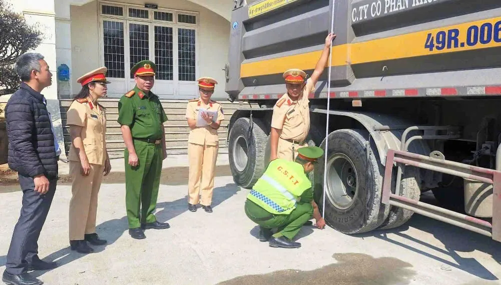 Lâm Đồng mở đợt cao điểm kiểm tra gần 1.300 phương tiện vận tải - Ảnh 1.