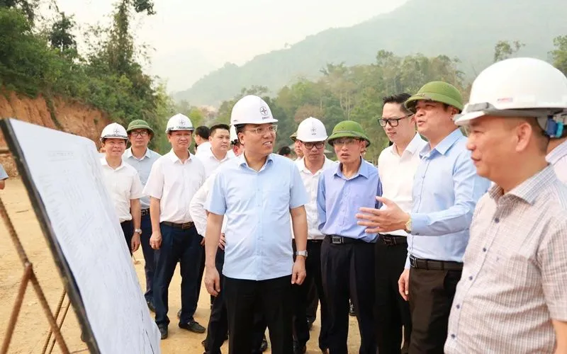 Thứ trưởng Bộ Công Thương Nguyễn Hoàng Long cùng đoàn công tác kiểm tra thực địa dự án Trạm biến áp 220 kV Điện Biên. Ảnh: TA