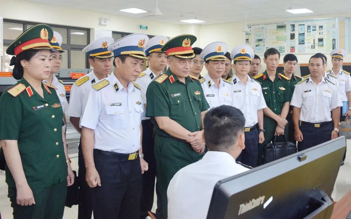 Thượng tướng Nguyễn Văn Hiền và các đại biểu tham quan, kiểm tra các sản phẩm tiêu biểu khoa học công nghệ phục vụ giáo dục, đào tạo.