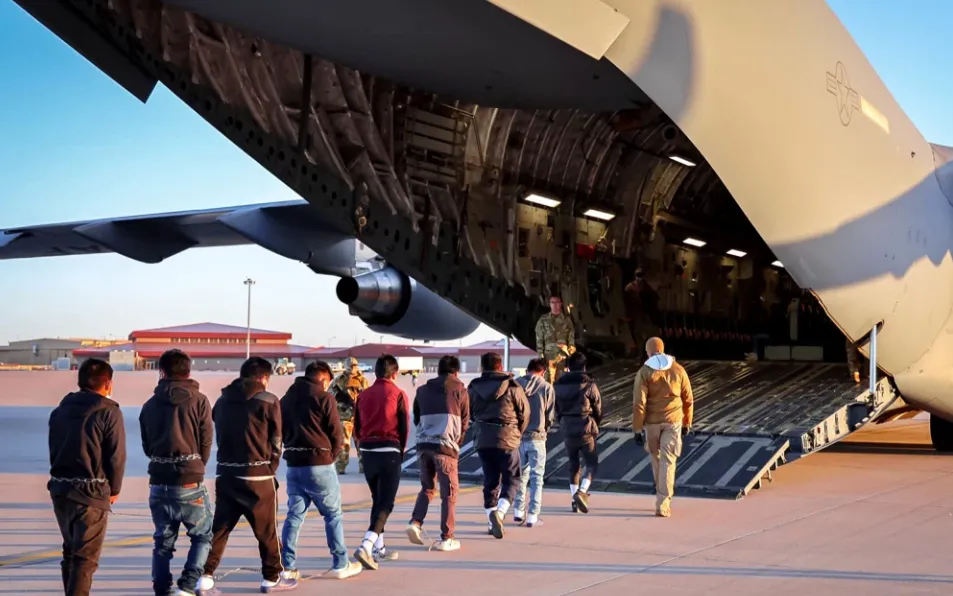 Hình ảnh chuyến bay trục xuất hồi tháng 1/2026 được Thư ký Báo chí Nhà Trắng Karoline Leavitt chia sẻ (Ảnh: PressSec/X)