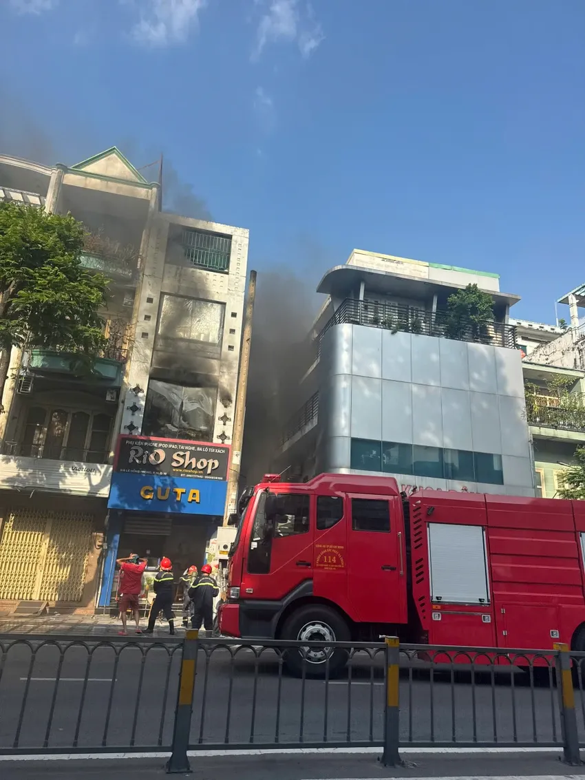 Cháy nhà 4 tầng ở TP Hồ Chí Minh, nhiều người hốt hoảng tháo chạy - Ảnh 2.