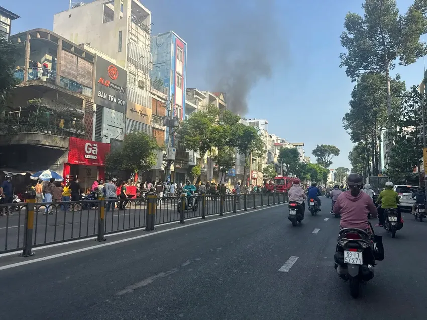 Cháy nhà 4 tầng ở TP Hồ Chí Minh, nhiều người hốt hoảng tháo chạy - Ảnh 1.