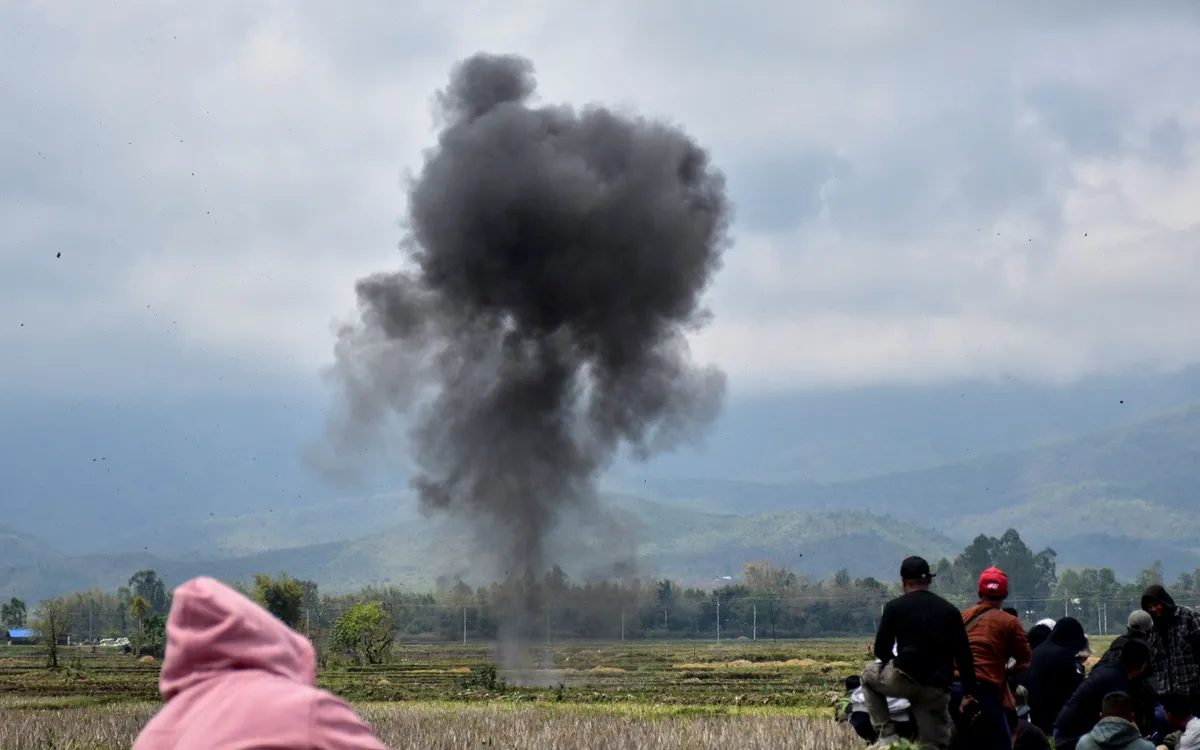 Lực lượng chức năng rà phá bom mìn kích nổ vật liệu nổ tại huyện Bishnupur, bang Manipur, Ấn Độ, ngày 7/4/2026. (Ảnh: Reuters)
