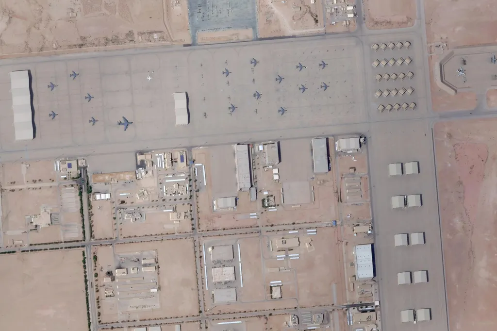 Saudi Arabia đ&aacute;nh chặn 11 t&ecirc;n lửa, mảnh vỡ rơi gần c&aacute;c cơ sở năng lượng - Ảnh 1.