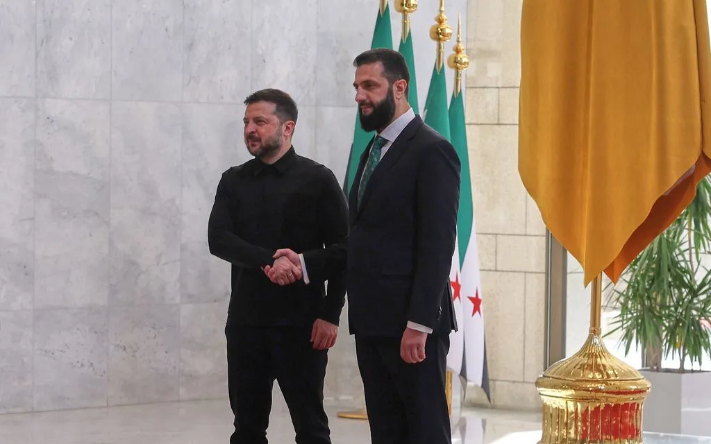 Tổng thống lâm thời Syria (phải) bắt tay Tổng thống Ukraine tại Cung điện Nhân dân ở Damascus, Syria, ngày 5/4/2026 (Ảnh: AP)