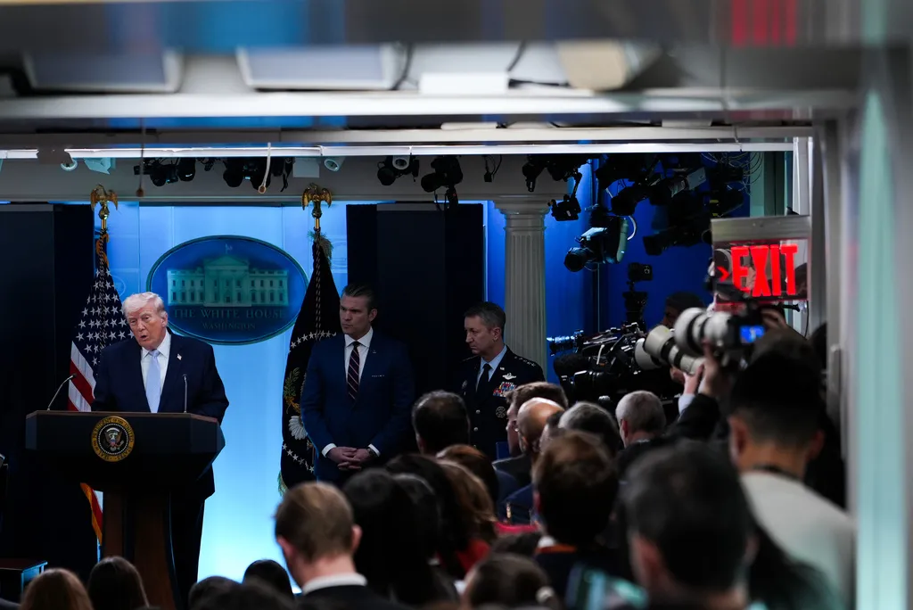 Tổng thống Trump họp b&aacute;o về chiến dịch giải cứu phi c&ocirc;ng Mỹ tại Iran - Ảnh 1.