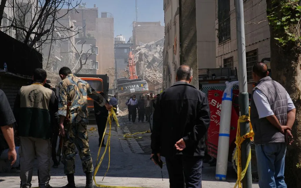 Hiện trường vụ tấn công phá hủy một phần giáo đường Khorasaniha và các khu dân cư ở Tehran, Iran, ngày 7/4/2026. (Ảnh: AP)