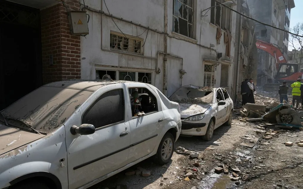 Hiện trường vụ không kích ở Tehran, Iran, ngày 7/4/2026. (Ảnh: AP/Francisco Seco)