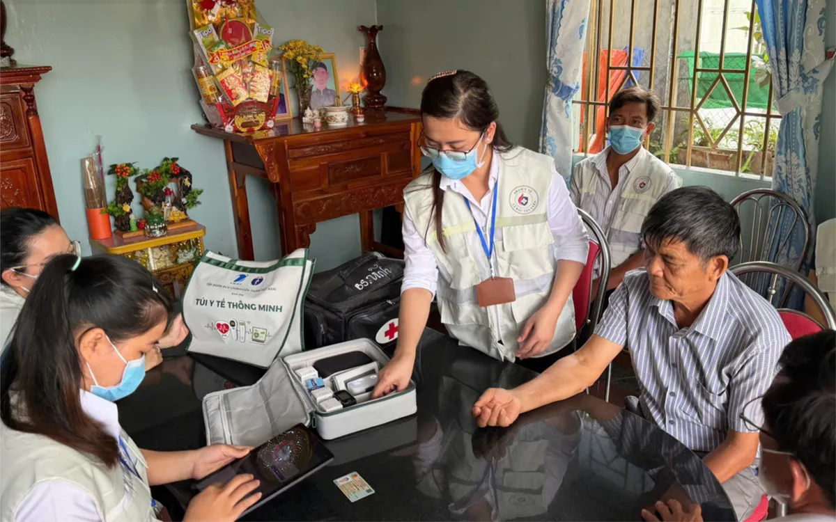 Đội chăm sóc sức khoẻ liên tục gắn với địa bàn dân cư của xã Đất Đỏ thăm khám cho một người dân cao tuổi ngay tại nhà (7/4/2026). Ảnh: Sở Y tế TP Hồ Chí Minh
